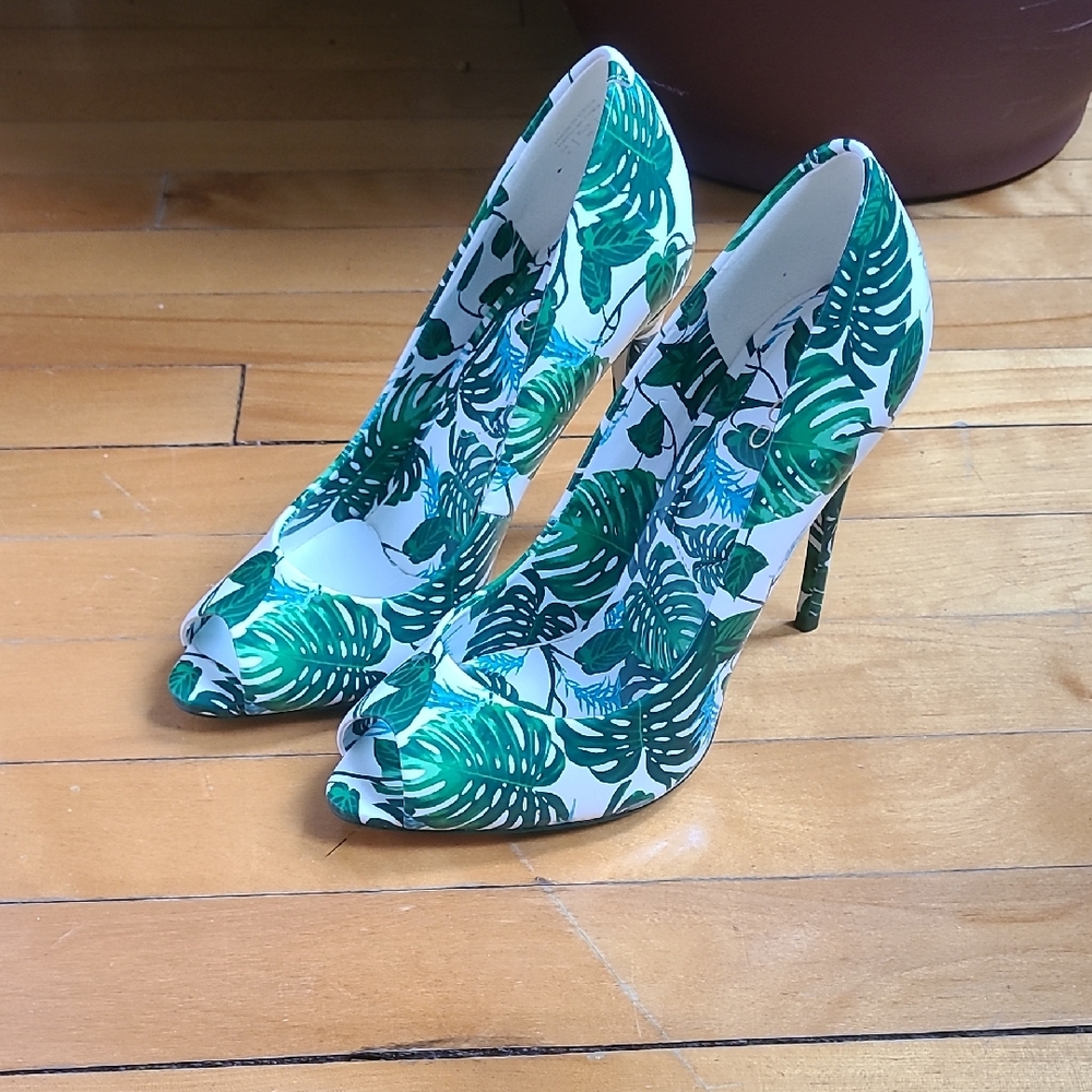 BRAND NEW Stylish Elegant Aldo Green Leaf Pattern Heels (Monstera) With Open Toe